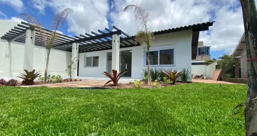 Lindíssima casa com 3 dormitórios sendo uma suíte a poucos metros do mar.