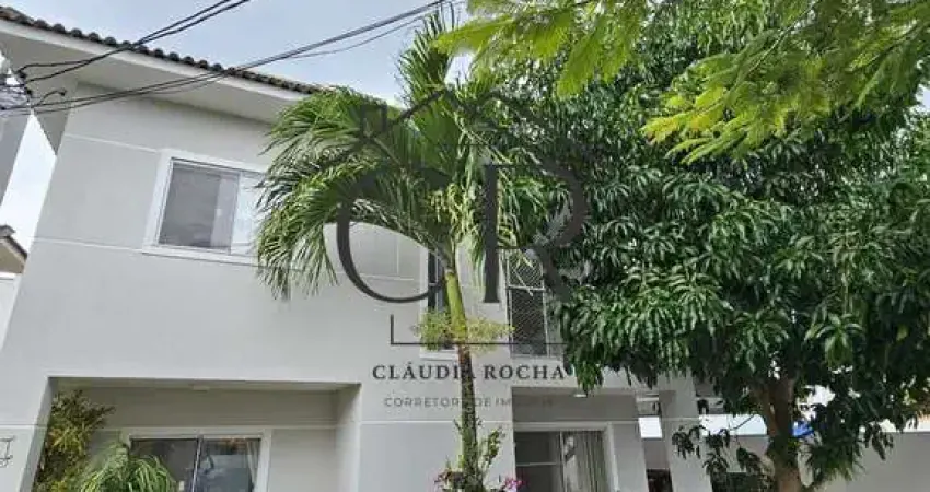 Maravilhosa casa em Buraquinho! Condomínio fechado!