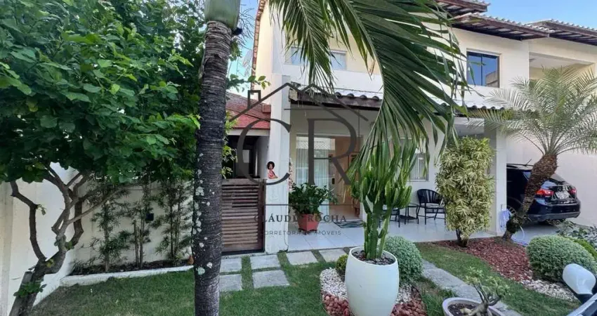 Linda casa totalmente decorada em condomínio fechado, pronta para morar!