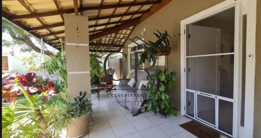 Excelente casa em condomínio próximo a Vilas do Atlântico, no Miragem!