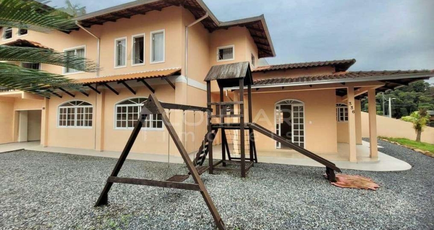 Linda casa com 4 quartos para locação no Floresta por R$3500,00