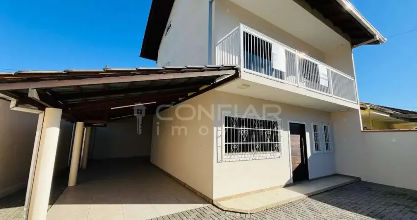 Casa residencial de esquina com 3 quartos para locação por R$2.500,00