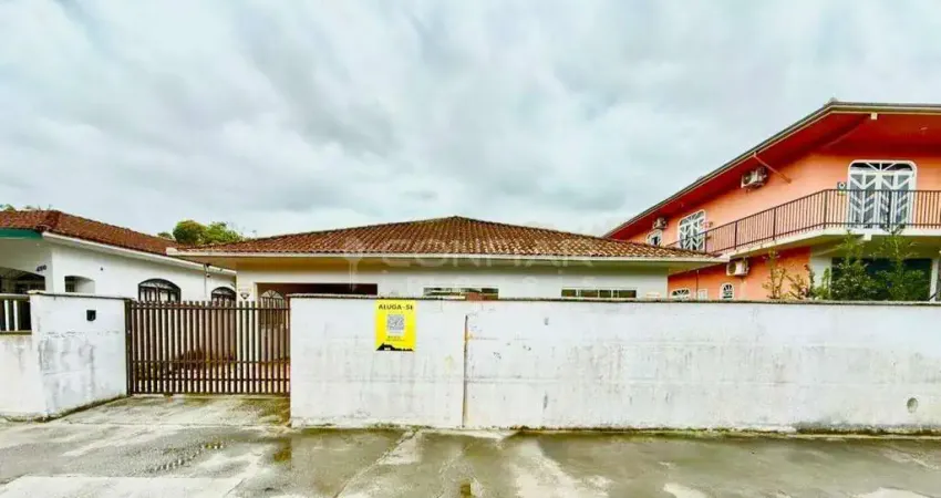 Ampla casa com 3 quartos para venda, no iririu, por r$730.000,00