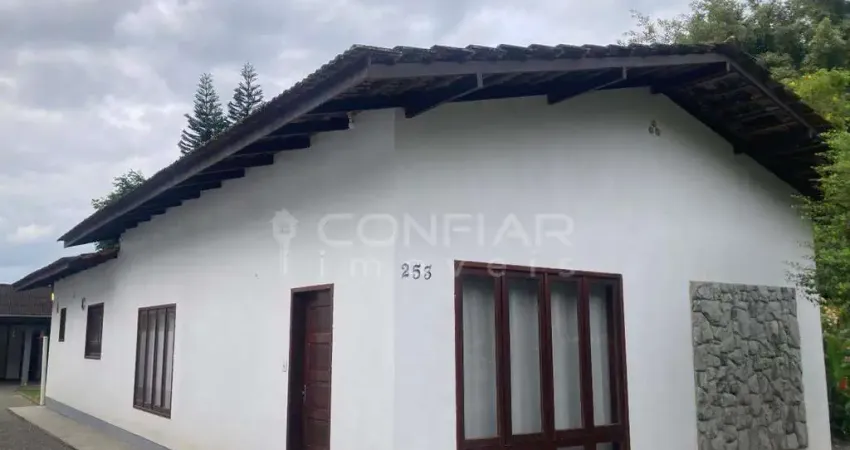 Casa com 3 quartos para locação no saguaçu por r$3.900,00 + taxas