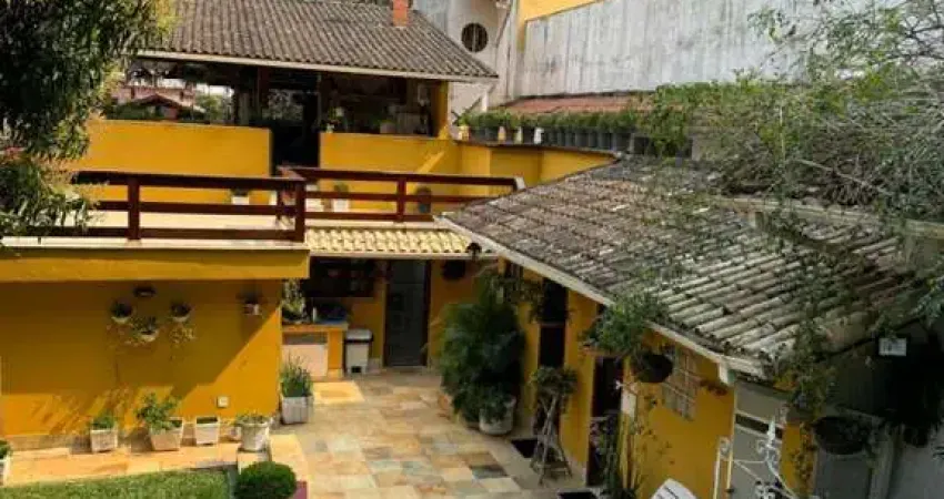 Casa para Venda em Petrópolis, Nogueira, 4 dormitórios, 1 banheiro, 2 vagas