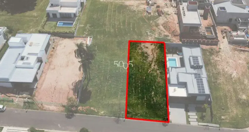Ótimo terreno em aclive com 503m2 de área total em rua tranquila do condomínio.