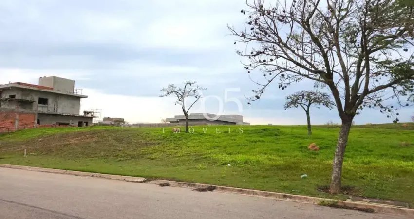 Terreno excelente em condomínio. Topografia com leve aclive em localização muito boa no condomínio.