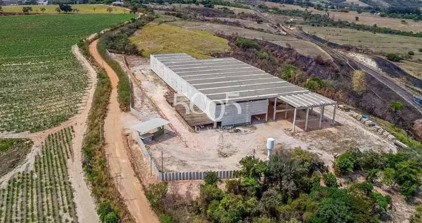 Galpão industrial à venda com 8.800m² de área construída em uma área total de 28000m². com um pé direito alto de 12m.