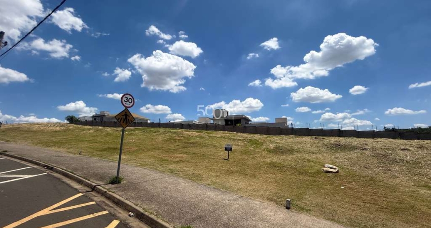 Terreno comercial com 12m de frente e 30m de comprimento (360m2), vagas de estacionamento, localização ótima, perto a condomínios de alto padrão