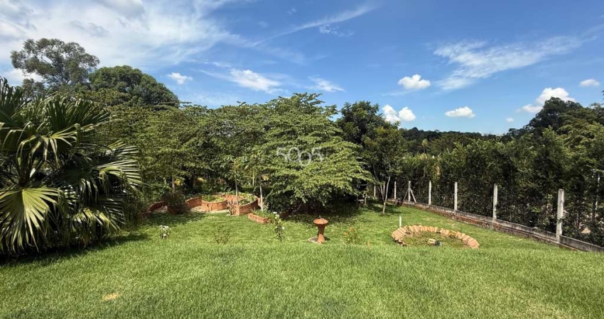 Casa com quintal incrível e fundo para mata no condomínio Terras Di Leonardi em Itu com 235m2 de construção e 2590m2 de terreno.