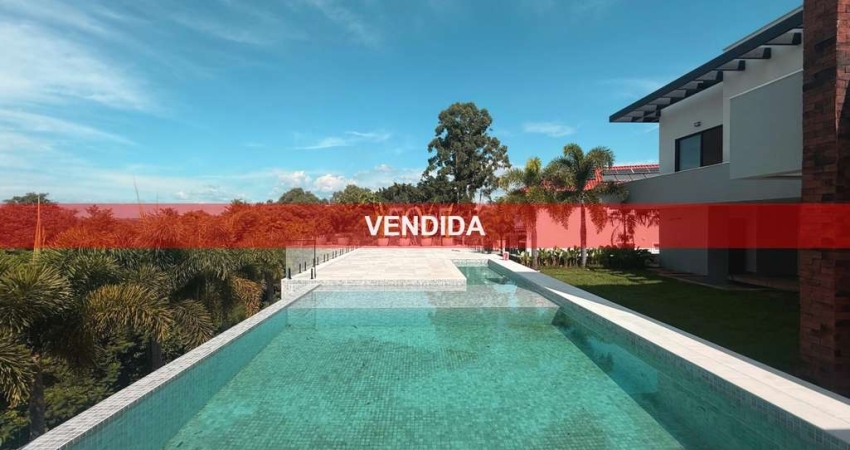 Casa mobiliada com incrível vista à venda no condomínio Jardim Theodora em Itu com 5 suítes, 667m2 de construção e  1091m2 de terreno.