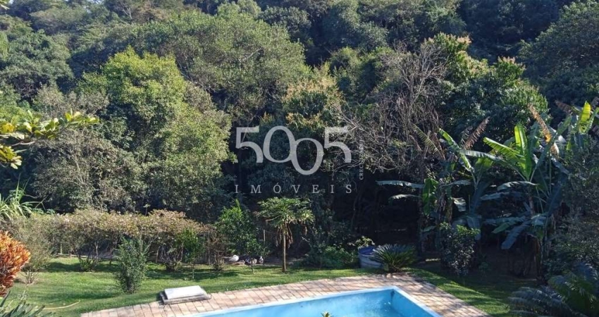 Chácara completa em condomínio fechado com 2.520m² de terreno