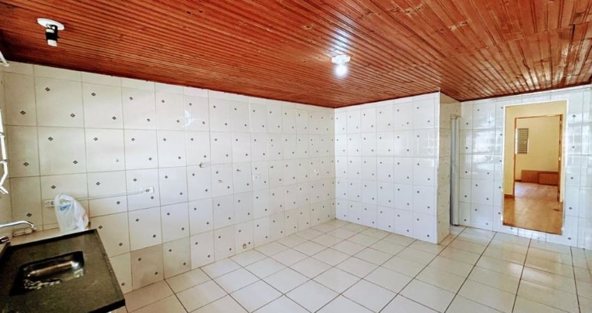 Linda casa térrea com 02 dormitórios, edicula e garagens para 03 veículos em Suzano