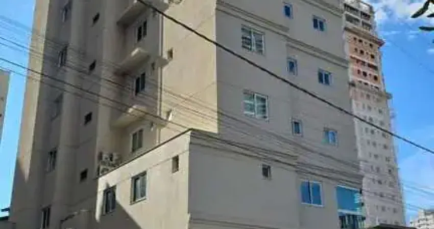 Viva a poucos passos do mar com praticidade e charme – Edifício Cádiz