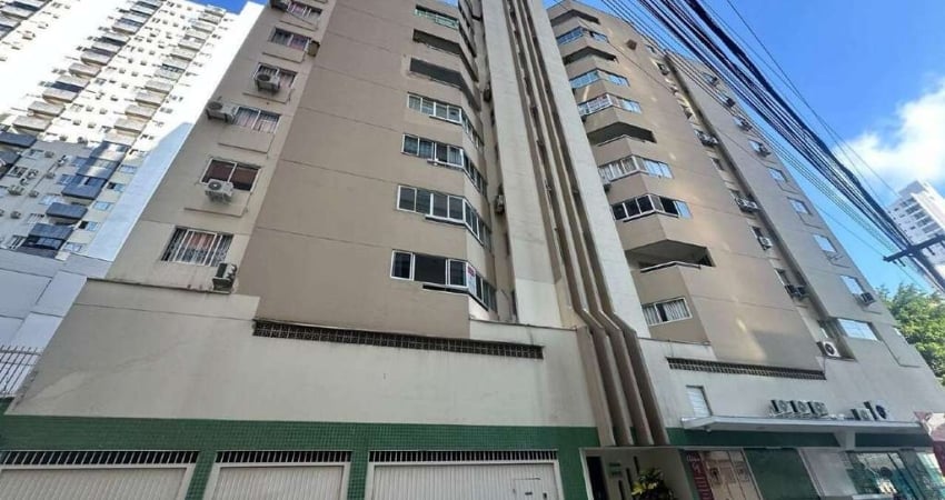 Apartamento a venda no centro de Balneário Camboriú com 2 suítes.