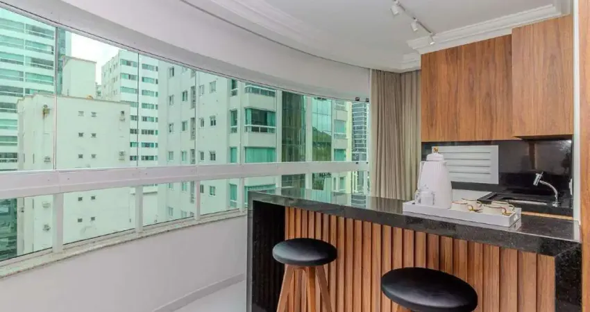 Apartamento 1 suítes + 2 demi-suítes, 2 vagas, varanda, centro de balneário camboriú – financiamento e permuta aceitos