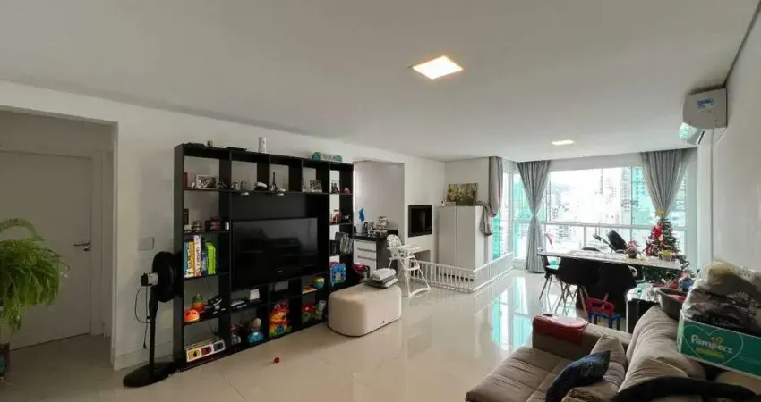 Apartamento à venda em balneário camboriú com 3 suítes, amplo living com churrasqueira e 3 vagas.