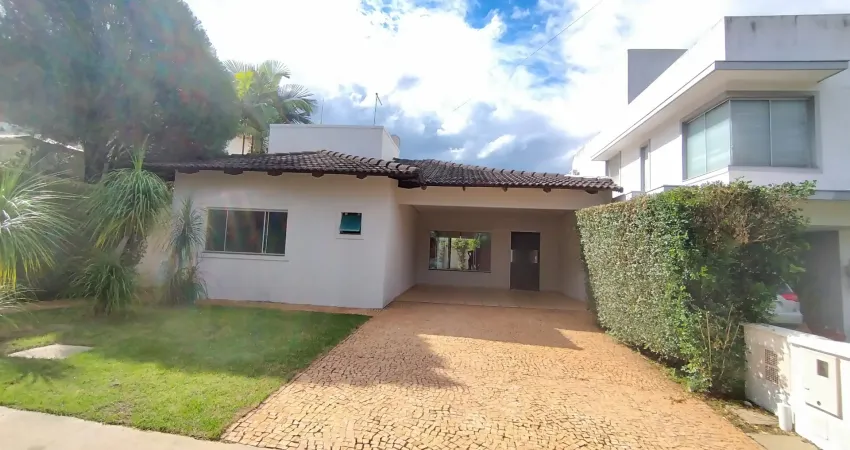 Casa Térrea 3 suites no condomínio Portal do Sol com quintal amplo