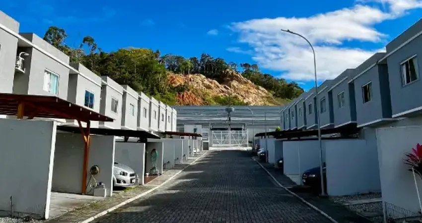 Sobrado pronto para morar em condomínio fechado em no bairro espinheiros em itajaí