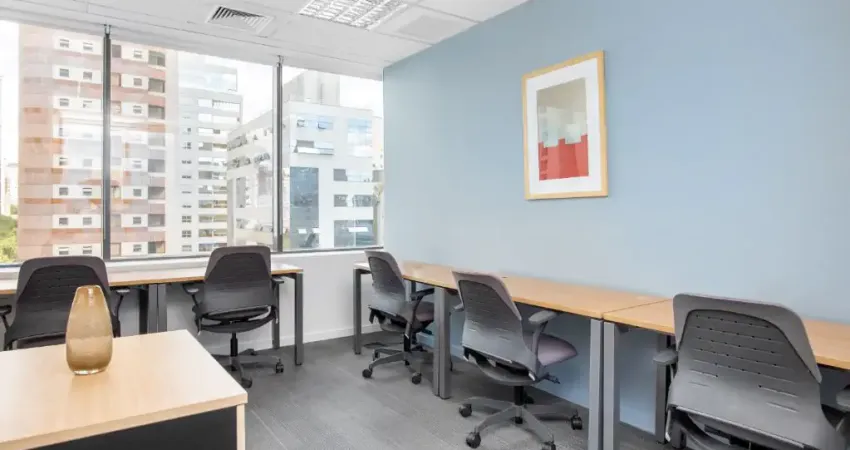 Encontre um espaço de escritório no renaissance work center para 3 pessoas pronto para uso