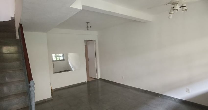 Alugo ótima casa na Freguesia com 2 suítes em condomínio fechado