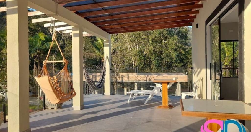 Linda casa, tipo sobrado, em condomínio fechado, Horto Florestal, Ubatuba