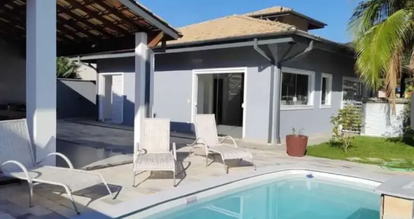 Casa com 3 dormitórios e piscina, em loteamento fechado, para venda, em Ubatuba - SP.