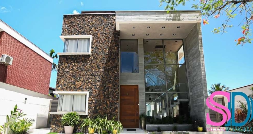 Casa de alto padrão, com 05 suítes, piscina, jacuzzi e sauna, a poucos metros da Praia da Lagoinha, em Ubatuba - SP