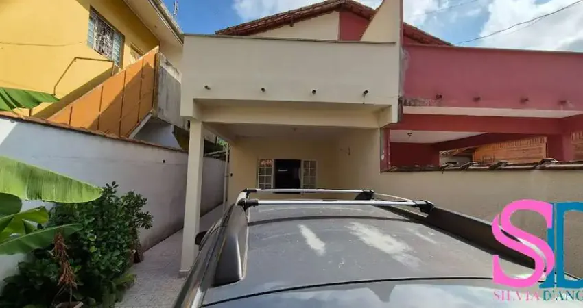 Sobrado geminado à venda, com 03 dormitórios, sendo duas suítes, situado no bairro Umuarama, Ubatuba - SP