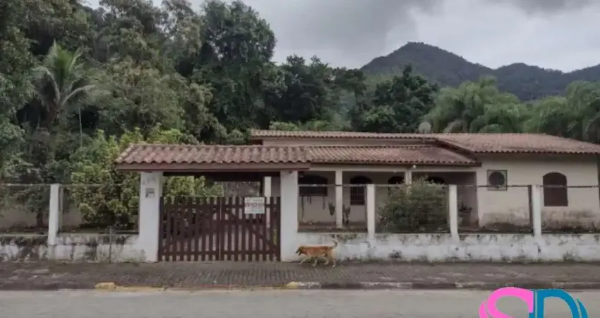 Casa com 3 dormitórios, para venda, na Barra Seca, em Ubatuba - SP.