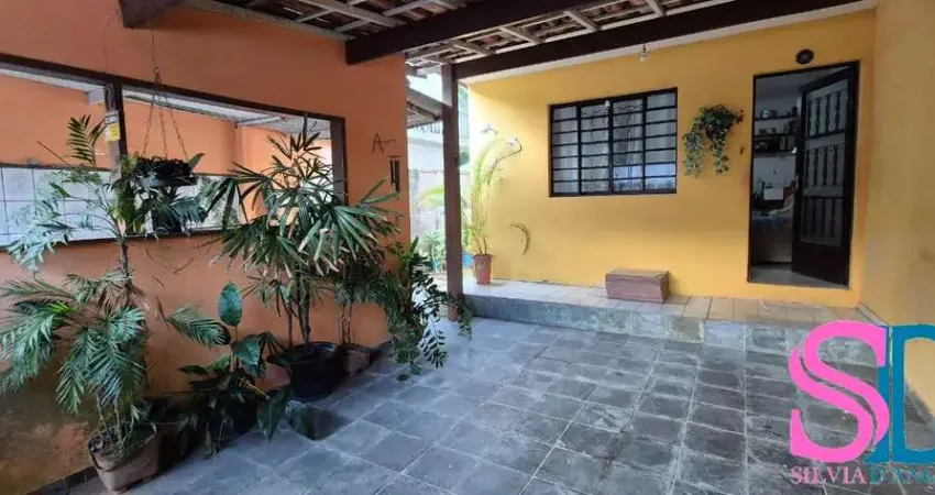 Casa à Venda com 02 dormitórios, sendo uma suíte, no Centro de Ubatuba - SP.