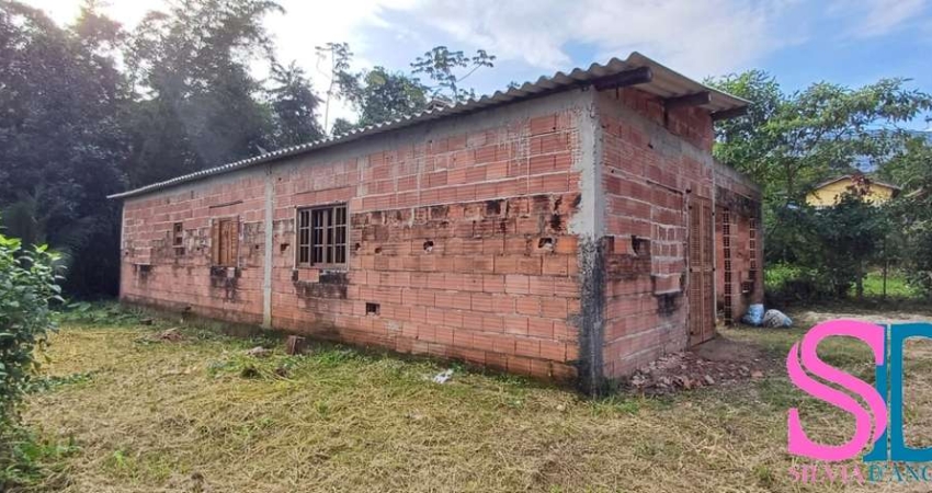 Casa em construção, com terreno de 1.800 m² e rio ao fundo, no Ubatumirim, Ubatuba - SP.