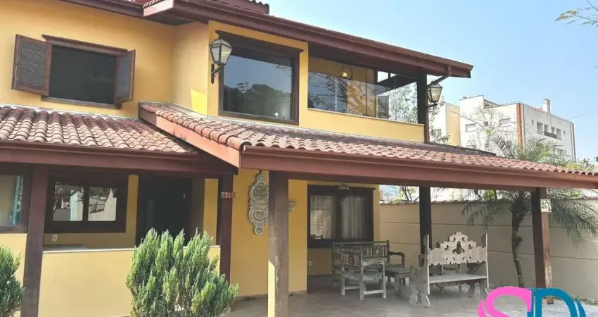 Linda casa tipo sobrado, com 4 quartos, em loteamento fechado, para venda ou locação definitiva, Ubatuba - SP