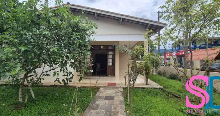 Casa de esquina ampla para locação, no centro de ubatuba, ideal para comércio ou moradia.