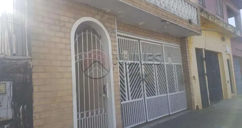 Casa assobradada no Jd. Bandeiras com varanda e 03 dormitórios.