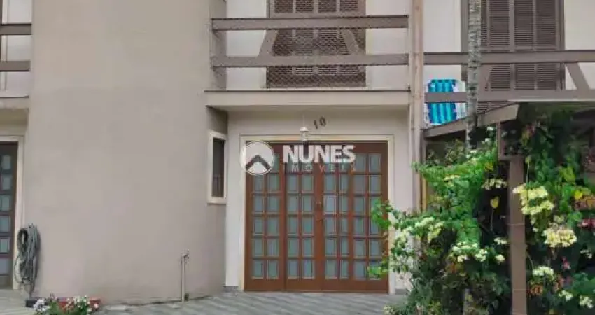 Casa à venda em condomínio fechado, com 120 m² de área construída, totalmente reformada e pronta para morar.