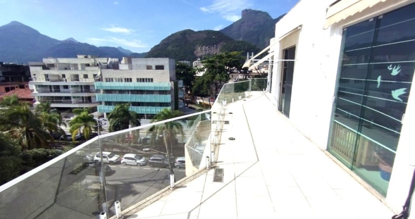 Cobertura duplex para locação em condomínio fechado no Jardim Oceânico.