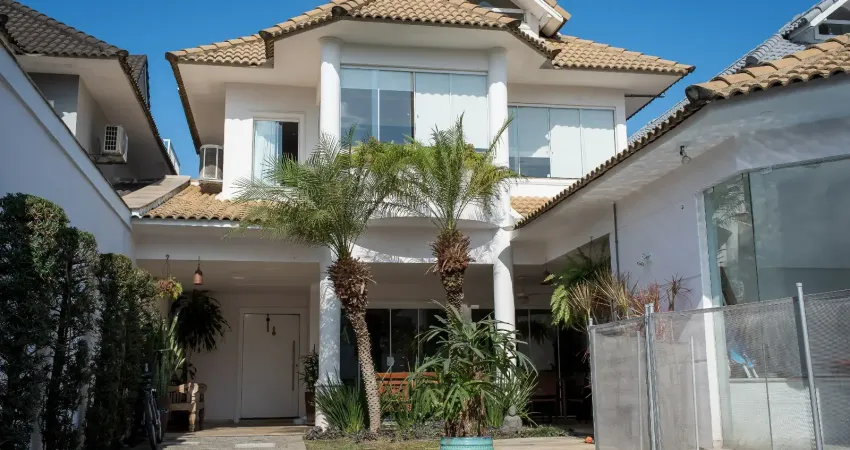 Casa triplex no condomínio vivendas do sol, recreio dos bandeirantes.