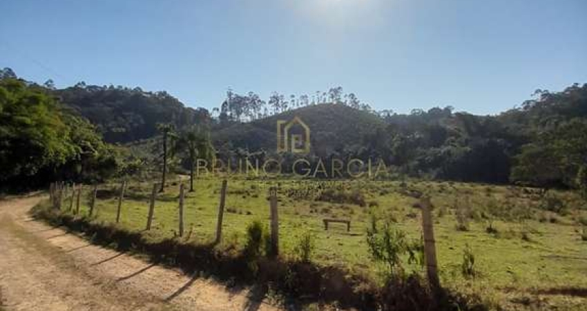 Sítio à venda em Piracaia-SP, Bairro do Pião: 2 quartos, 1 sala, 2 banheiros, 16,30 alqueires de área. Venha conferir!
