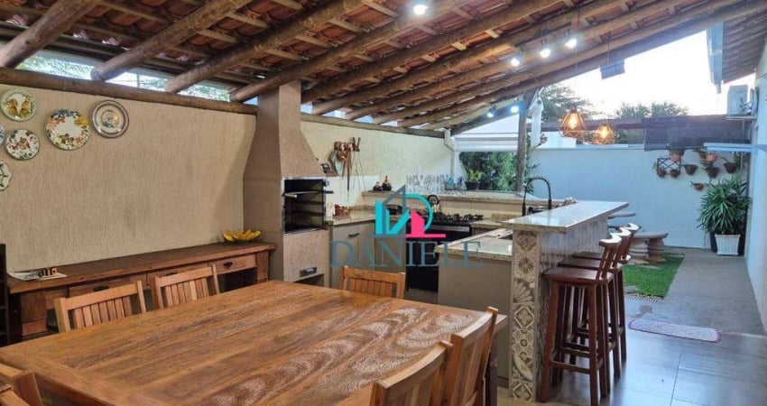 Casa térrea com 3 dormitórios localizada no condomínio Alvorada.