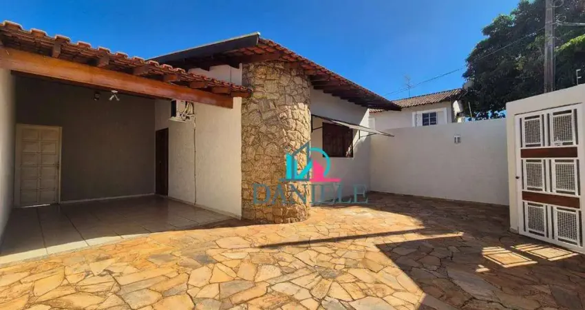 Casa térrea com 3 dormitórios localizada no jardim aclimação.