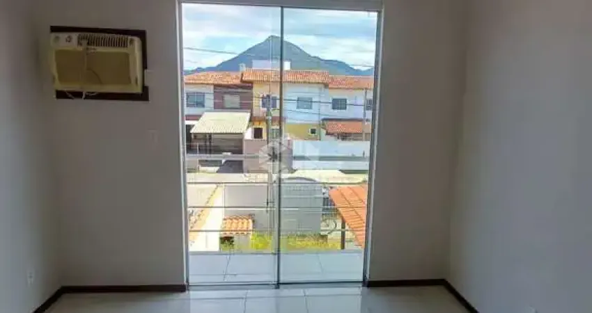 Sobrado com 2 dormitórios e banheiro, lavabo, garagem coberta, pátio, Barra do Aririú Palhoça.