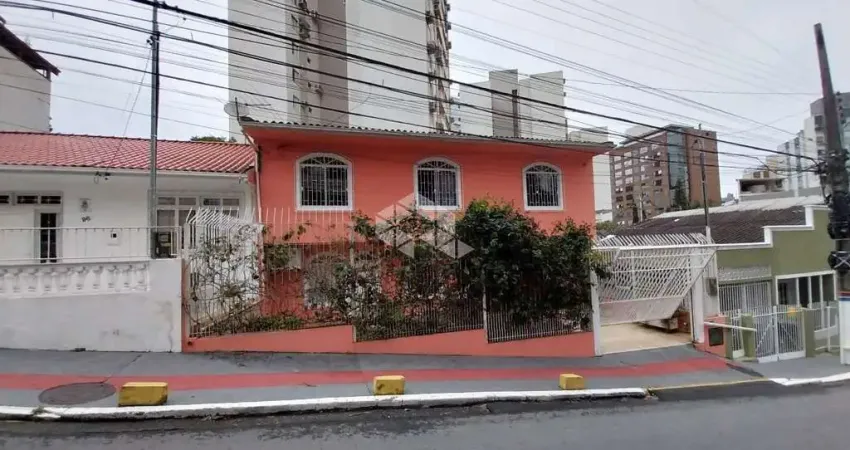 Casa sobrado, 03 quartos, com suíte, bairro agronômica, florianópolis sc