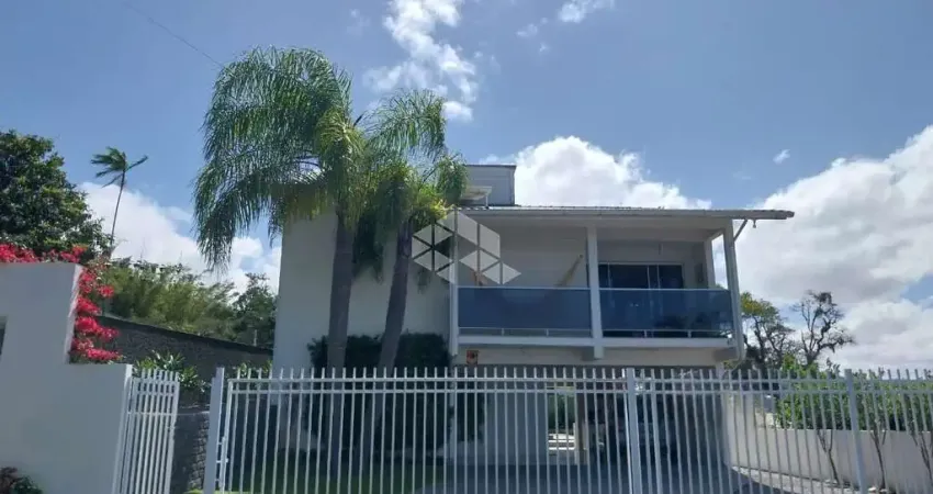 Casa sobrado, 04 quartos c/ suíte, mobiliada, bairro alto aririú, palhoça sc