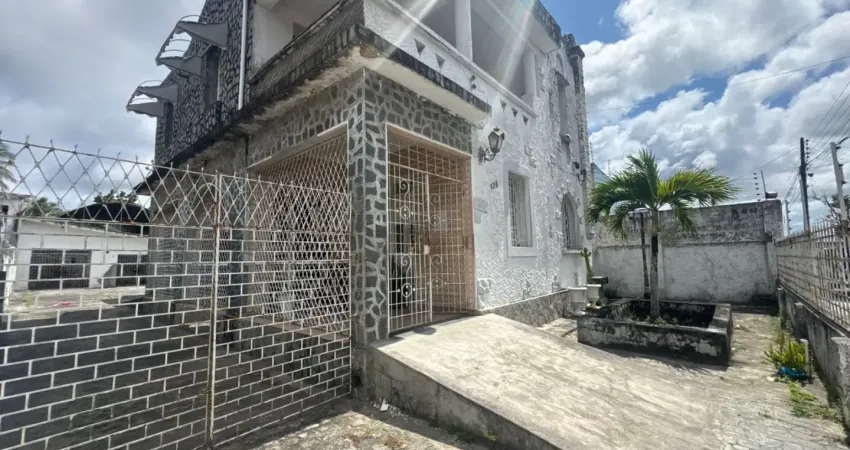 Casa grande em boa localização do bairro de jaguaribe. excelente para uma família grande ou comercio