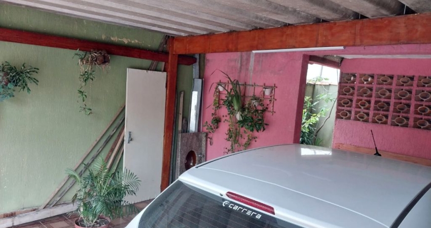 Casa assobradada em Jardim Marina, com 4 quartos 2 banheiros e 2 vagas de garagem, ótima localização, ao lado do o
