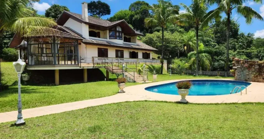 Sobrado no Condomínio Quinta das Flores, com 3.660 m² de construção e 500 m² de terreno.