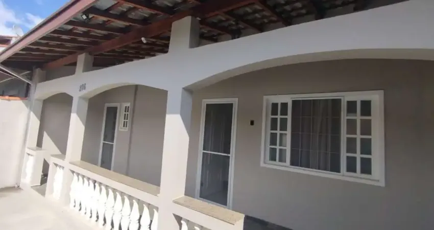 Casa no bairro do Vista Verde com 2 dormitórios e uma edicula nos fundos.