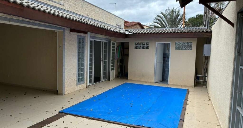 Bela casa no Jardim Satélite com 3 dormitórios sendo 2 suites.