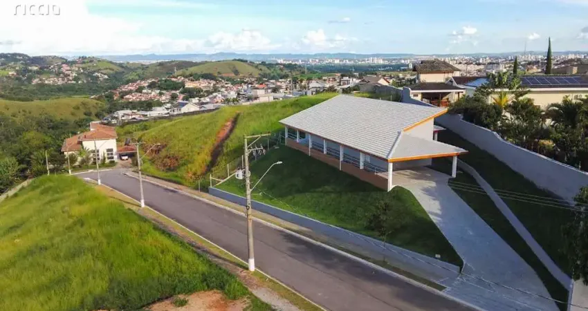 Casa térrea nova localizada no condomínio mantiqueira com 3 dormitórios, sendo 1 suíte!